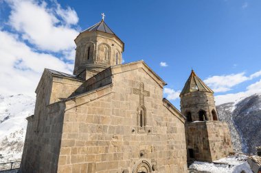 Gergeti Trinity Kilisesi, Gürcistan 'ın Kafkasya dağlarında popüler bir turizm merkezi olan Stepantsminda köyü yakınlarında.