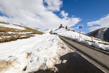 Gergeti Trinity Kilisesi, 19 Nisan 2025 'te Gürcistan' ın Kafkasya dağlarında popüler bir turizm merkezi olan Stepantsminda köyü yakınlarındaki