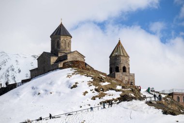 Gergeti Trinity Kilisesi, 19 Nisan 2025 'te Gürcistan' ın Kafkasya dağlarında popüler bir turizm merkezi olan Stepantsminda köyü yakınlarındaki