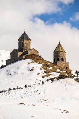 Gergeti Trinity Kilisesi, 19 Nisan 2025 'te Gürcistan' ın Kafkasya dağlarında popüler bir turizm merkezi olan Stepantsminda köyü yakınlarındaki