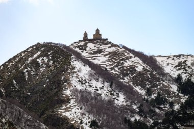 Gergeti Trinity Kilisesi, Gürcistan 'ın Kafkasya dağlarında popüler bir turizm merkezi olan Stepantsminda köyü yakınlarında.