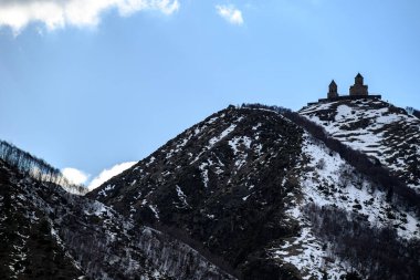 Gergeti Trinity Kilisesi, Gürcistan 'ın Kafkasya dağlarında popüler bir turizm merkezi olan Stepantsminda köyü yakınlarında.
