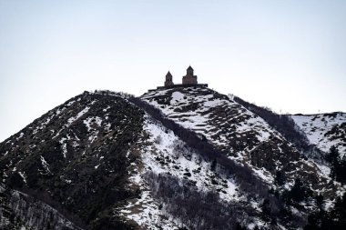 Gergeti Trinity Kilisesi, Gürcistan 'ın Kafkasya dağlarında popüler bir turizm merkezi olan Stepantsminda köyü yakınlarında.