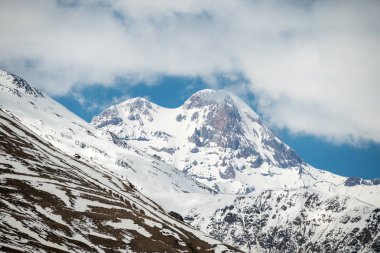 Kazbek Dağı, uykudaki stratovolcano Dağı ve Gürcistan 'ın popüler turizm beldesi Stepantsminda köyü yakınlarındaki Kafkasya dağlarının en yüksek tepelerinden biri.