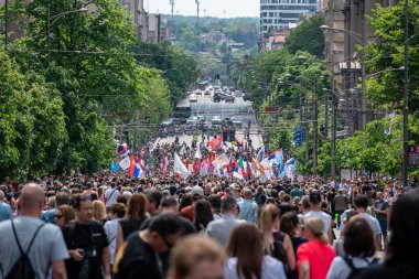 Sırp öğrenci ve işçiler 1 Mayıs 2025 'te Sırbistan' ın Belgrad kentinde düzenlenen Uluslararası İşçi Bayramı 'nda hükümet yolsuzluğunu protesto ettiler