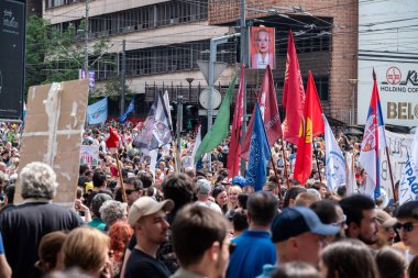Sırp öğrenci ve işçiler 1 Mayıs 2025 'te Sırbistan' ın Belgrad kentinde düzenlenen Uluslararası İşçi Bayramı 'nda hükümet yolsuzluğunu protesto ettiler