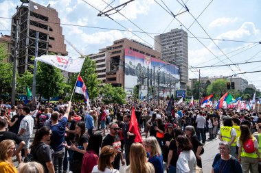 Sırp öğrenci ve işçiler 1 Mayıs 2025 'te Sırbistan' ın Belgrad kentinde düzenlenen Uluslararası İşçi Bayramı 'nda hükümet yolsuzluğunu protesto ettiler