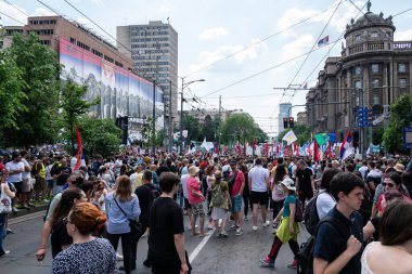 Sırp öğrenci ve işçiler 1 Mayıs 2025 'te Sırbistan' ın Belgrad kentinde düzenlenen Uluslararası İşçi Bayramı 'nda hükümet yolsuzluğunu protesto ettiler