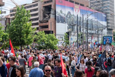 Sırp öğrenci ve işçiler 1 Mayıs 2025 'te Sırbistan' ın Belgrad kentinde düzenlenen Uluslararası İşçi Bayramı 'nda hükümet yolsuzluğunu protesto ettiler