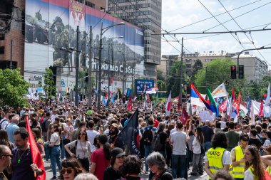 Sırp öğrenci ve işçiler 1 Mayıs 2025 'te Sırbistan' ın Belgrad kentinde düzenlenen Uluslararası İşçi Bayramı 'nda hükümet yolsuzluğunu protesto ettiler