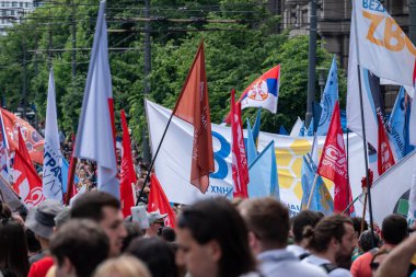 Sırp öğrenci ve işçiler 1 Mayıs 2025 'te Sırbistan' ın Belgrad kentinde düzenlenen Uluslararası İşçi Bayramı 'nda hükümet yolsuzluğunu protesto ettiler