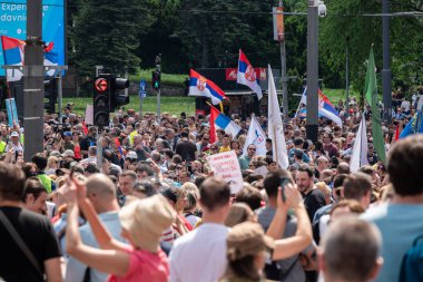 Sırp öğrenci ve işçiler 1 Mayıs 2025 'te Sırbistan' ın Belgrad kentinde düzenlenen Uluslararası İşçi Bayramı 'nda hükümet yolsuzluğunu protesto ettiler