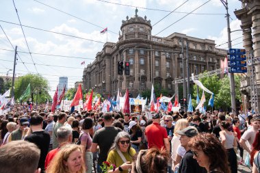 Sırp öğrenci ve işçiler 1 Mayıs 2025 'te Sırbistan' ın Belgrad kentinde düzenlenen Uluslararası İşçi Bayramı 'nda hükümet yolsuzluğunu protesto ettiler