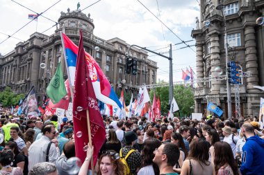 Sırp öğrenci ve işçiler 1 Mayıs 2025 'te Sırbistan' ın Belgrad kentinde düzenlenen Uluslararası İşçi Bayramı 'nda hükümet yolsuzluğunu protesto ettiler