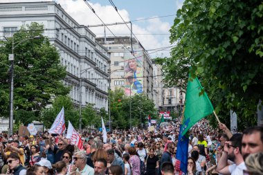 Sırp öğrenci ve işçiler 1 Mayıs 2025 'te Sırbistan' ın Belgrad kentinde düzenlenen Uluslararası İşçi Bayramı 'nda hükümet yolsuzluğunu protesto ettiler