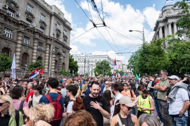 Sırp öğrenci ve işçiler 1 Mayıs 2025 'te Sırbistan' ın Belgrad kentinde düzenlenen Uluslararası İşçi Bayramı 'nda hükümet yolsuzluğunu protesto ettiler