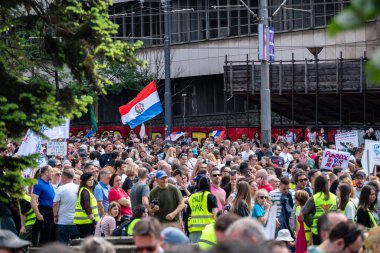 Sırp öğrenci ve işçiler 1 Mayıs 2025 'te Sırbistan' ın Belgrad kentinde düzenlenen Uluslararası İşçi Bayramı 'nda hükümet yolsuzluğunu protesto ettiler