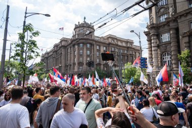 Sırp öğrenci ve işçiler 1 Mayıs 2025 'te Sırbistan' ın Belgrad kentinde düzenlenen Uluslararası İşçi Bayramı 'nda hükümet yolsuzluğunu protesto ettiler