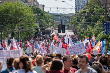 Sırp öğrenci ve işçiler 1 Mayıs 2025 'te Sırbistan' ın Belgrad kentinde düzenlenen Uluslararası İşçi Bayramı 'nda hükümet yolsuzluğunu protesto ettiler
