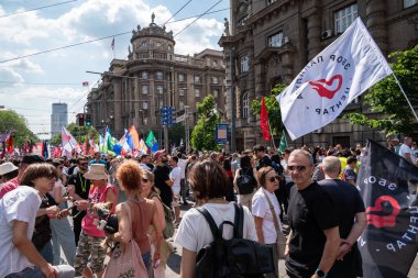Sırp öğrenci ve işçiler 1 Mayıs 2025 'te Sırbistan' ın Belgrad kentinde düzenlenen Uluslararası İşçi Bayramı 'nda hükümet yolsuzluğunu protesto ettiler