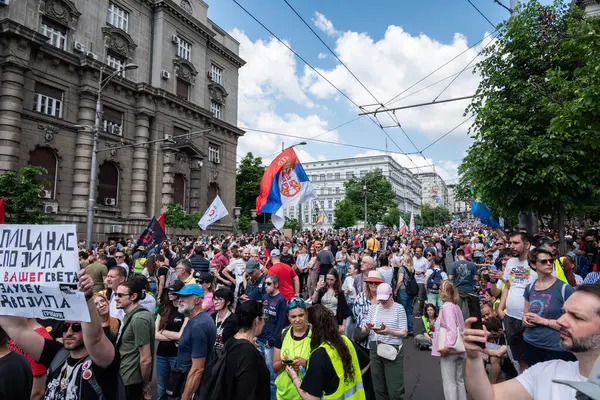 Sırp öğrenci ve işçiler 1 Mayıs 2025 'te Sırbistan' ın Belgrad kentinde düzenlenen Uluslararası İşçi Bayramı 'nda hükümet yolsuzluğunu protesto ettiler