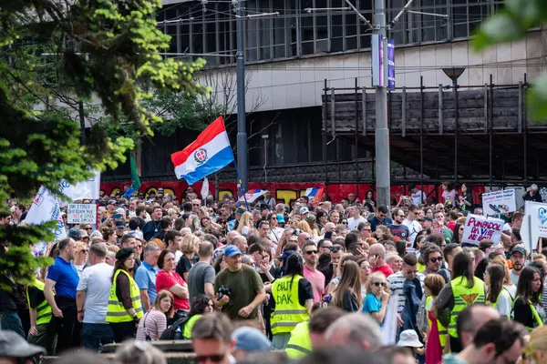 Sırp öğrenci ve işçiler 1 Mayıs 2025 'te Sırbistan' ın Belgrad kentinde düzenlenen Uluslararası İşçi Bayramı 'nda hükümet yolsuzluğunu protesto ettiler