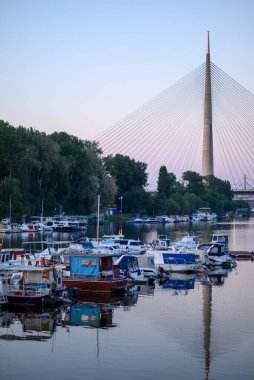 30 Nisan 2025 'te Sırbistan' ın başkenti Belgrad 'daki Sava nehri üzerinde kablo destekli bir köprü olan Ada Köprüsü ile Ada Ciganlija' da tekne marinası