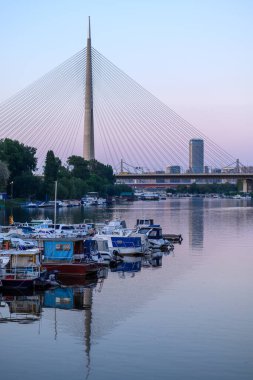 30 Nisan 2025 'te Sırbistan' ın başkenti Belgrad 'daki Sava nehri üzerinde kablo destekli bir köprü olan Ada Köprüsü ile Ada Ciganlija' da tekne marinası