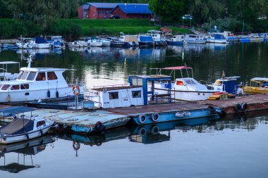 Ada Ciganlija nehir adasındaki yat limanı, 30 Nisan 2025 'te Sırbistan' ın başkenti Belgrad 'daki Sava nehrinde yer alan bir park ve göle dönüştü.