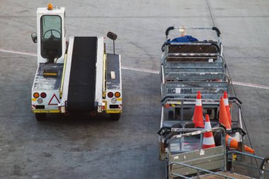 Yunanistan 'ın başkenti Atina' daki Ege Havayolları 'nın ana üssü olan Atina Uluslararası Havaalanı Eleftherios Venizelos' ta 12 Ekim 2024 'te yer destek ekipmanları bulunuyor.
