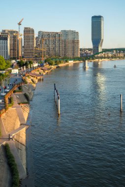 Belgrad kulesi (Kula Beograd) gökdeleni ve Belgrad Rıhtımı modern yerleşim ve ticaret kompleksi 2 Mayıs 2025 'te Sırbistan' ın başkenti Belgrad 'daki Sava nehri üzerinde