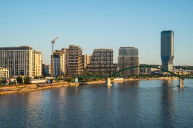 Belgrad kulesi (Kula Beograd) gökdeleni ve Belgrad Rıhtımı modern yerleşim ve ticaret kompleksi 2 Mayıs 2025 'te Sırbistan' ın başkenti Belgrad 'daki Sava nehri üzerinde