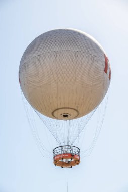 Sıcak Hava Balonu, 1 Nisan 2025 'te Gürcistan' ın Tiflis kentindeki Rike Park 'ta turistler arasında popüler olan 150 metre yükseklikten çarpıcı hava manzarası sunuyor.