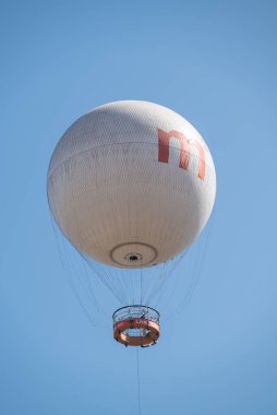 Sıcak Hava Balonu, 1 Nisan 2025 'te Gürcistan' ın Tiflis kentindeki Rike Park 'ta turistler arasında popüler olan 150 metre yükseklikten çarpıcı hava manzarası sunuyor.