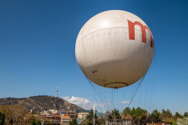 Sıcak Hava Balonu, 1 Nisan 2025 'te Gürcistan' ın Tiflis kentindeki Rike Park 'ta turistler arasında popüler olan 150 metre yükseklikten çarpıcı hava manzarası sunuyor.