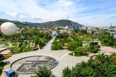 Rike Parkı, 23 Nisan 2025 'te Gürcistan' ın başkenti Tiflis 'teki Mtkvari Nehri' nin sol kıyısında büyük bir halk parkı.