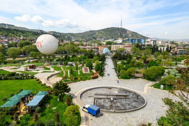 Rike Parkı, 23 Nisan 2025 'te Gürcistan' ın başkenti Tiflis 'teki Mtkvari Nehri' nin sol kıyısında büyük bir halk parkı.