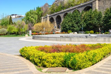 Rike Parkı, 4 Nisan 2025 'te Gürcistan' ın başkenti Tiflis 'teki Mtkvari Nehri' nin sol kıyısında büyük bir halk parkı.