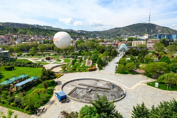 Rike Parkı, 23 Nisan 2025 'te Gürcistan' ın başkenti Tiflis 'teki Mtkvari Nehri' nin sol kıyısında büyük bir halk parkı.