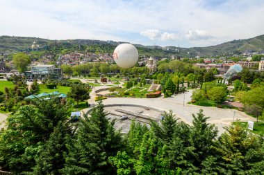 Rike Parkı, 23 Nisan 2025 'te Gürcistan' ın başkenti Tiflis 'teki Mtkvari Nehri' nin sol kıyısında büyük bir halk parkı.