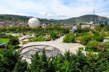 Rike Parkı, 23 Nisan 2025 'te Gürcistan' ın başkenti Tiflis 'teki Mtkvari Nehri' nin sol kıyısında büyük bir halk parkı.