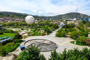 Rike Parkı, 23 Nisan 2025 'te Gürcistan' ın başkenti Tiflis 'teki Mtkvari Nehri' nin sol kıyısında büyük bir halk parkı.