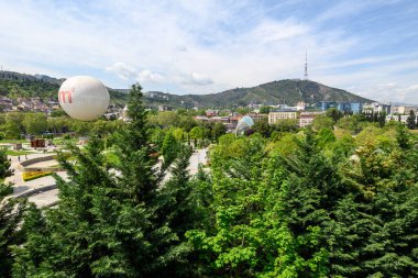 Rike Parkı, 23 Nisan 2025 'te Gürcistan' ın başkenti Tiflis 'teki Mtkvari Nehri' nin sol kıyısında büyük bir halk parkı.