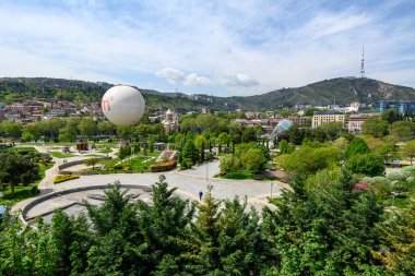 Rike Parkı, 23 Nisan 2025 'te Gürcistan' ın başkenti Tiflis 'teki Mtkvari Nehri' nin sol kıyısında büyük bir halk parkı.