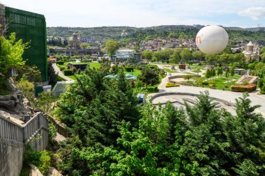 Rike Parkı, 23 Nisan 2025 'te Gürcistan' ın başkenti Tiflis 'teki Mtkvari Nehri' nin sol kıyısında büyük bir halk parkı.