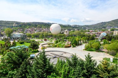 Rike Parkı, 23 Nisan 2025 'te Gürcistan' ın başkenti Tiflis 'teki Mtkvari Nehri' nin sol kıyısında büyük bir halk parkı.