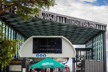 Gürcistan 'ın başkenti Tiflis' te bulunan Rustaveli Bulvarı ile Mtatsminda Parkı 'nı birbirine bağlayan halatla kablo otomobil terminali.
