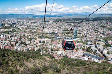 Gürcistan 'ın başkenti Tiflis' teki Rustaveli Bulvarı 'nda Mtatsminda Parkı' nı bağlayan teleferik kablosu 11 Nisan 2025 'te kuruldu.