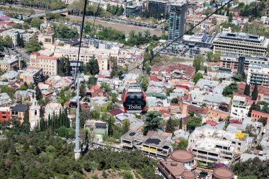 Gürcistan 'ın başkenti Tiflis' teki Rustaveli Bulvarı 'nda Mtatsminda Parkı' nı bağlayan teleferik kablosu 11 Nisan 2025 'te kuruldu.