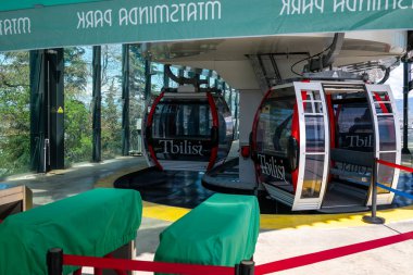 Gürcistan 'ın başkenti Tiflis' teki Rustaveli Bulvarı ile Mtatsminda Parkı 'nı birbirine bağlayan halatla kablo otomobil terminali, 11 Nisan 2025